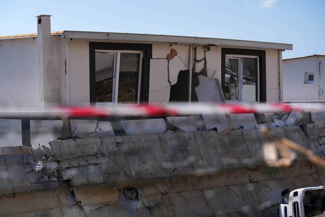 O kentte yollar çöktü: Gece yarısı felaketi yaşadılar! Gün aydınlanınca korkunç manzara ortaya çıktı 37
